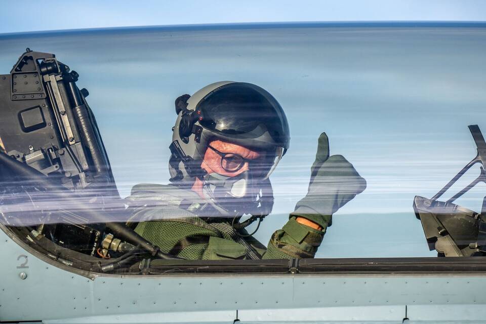 CDU-Chef fliegt im Eurofighter CDU-Chef fliegt im Eurofighter