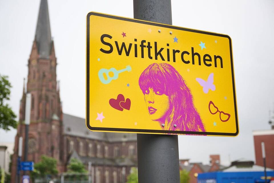 Ortsschild "Swiftkirchen" zu Ehren von Taylor Swift Ortsschild "Swiftkirchen" zu Ehren von Taylor Swift