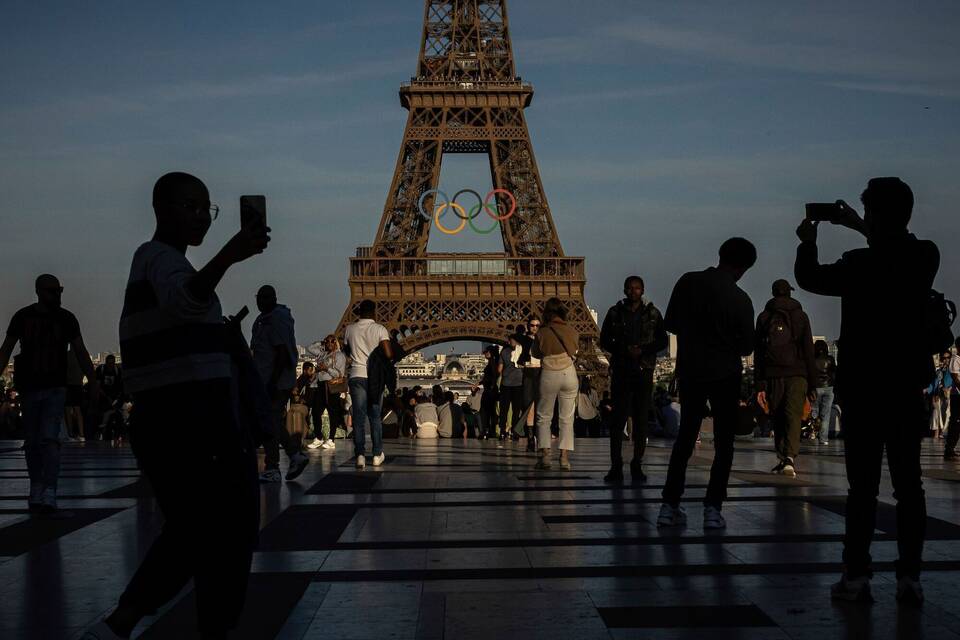Olympische Ringe am Eiffelturm