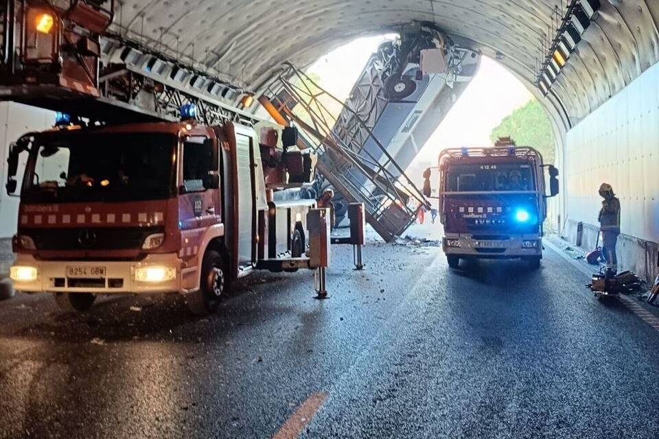 Bus nach Unfall in der Senkrechten Bus nach Unfall in der Senkrechten