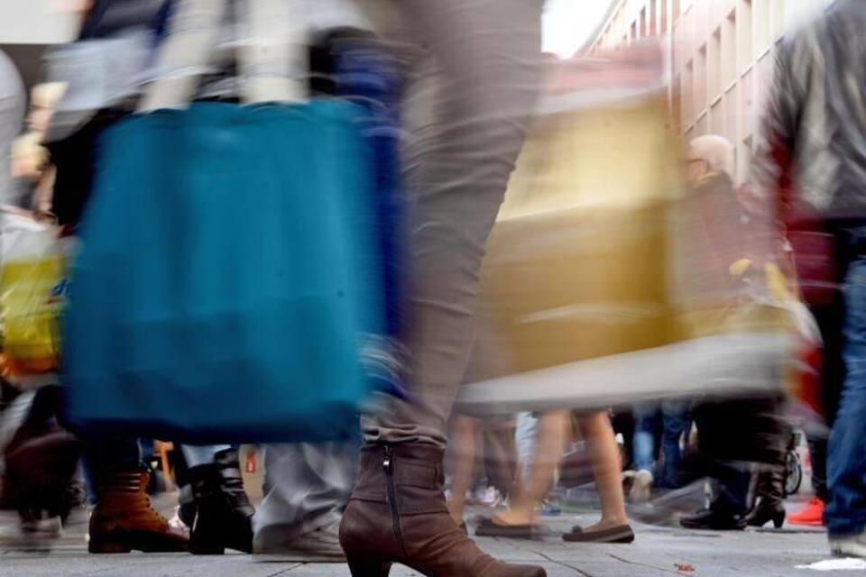 Passanten mit Einkaufstüten Passanten mit Einkaufstüten