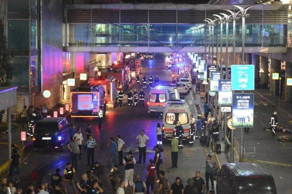 Rettungskräfte und Polizei am Tatort Rettungskräfte und Polizei am Tatort
