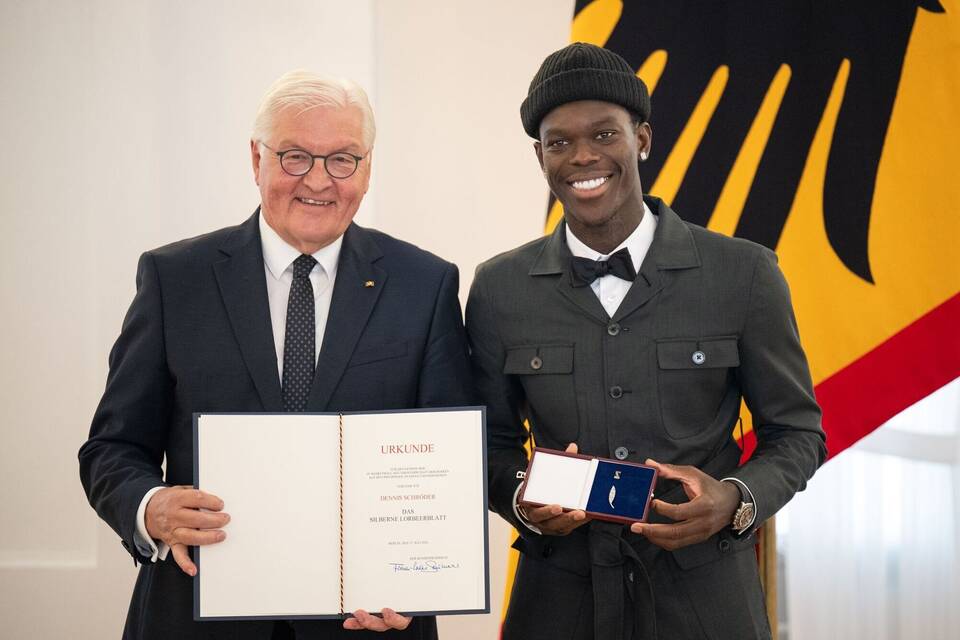 Basketball: Steinmeier zeichnet deutsche Nationalspieler aus Basketball: Steinmeier zeichnet deutsche Nationalspieler aus