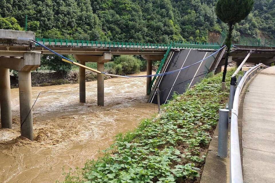 Unwetter in China - Brücke eingestürzt Unwetter in China - Brücke eingestürzt