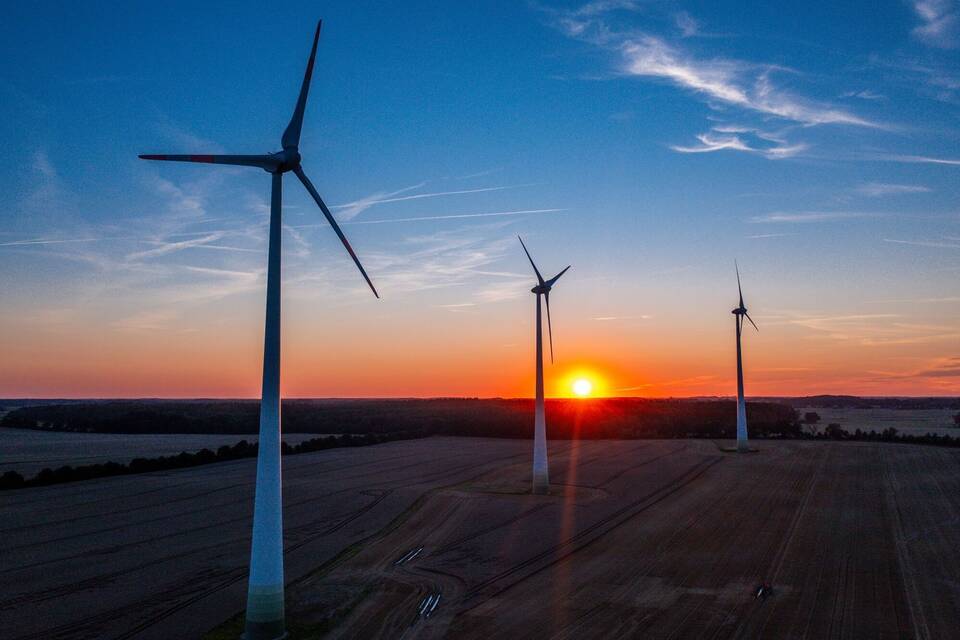 Sonnenuntergang hinter Windpark Sonnenuntergang hinter Windpark