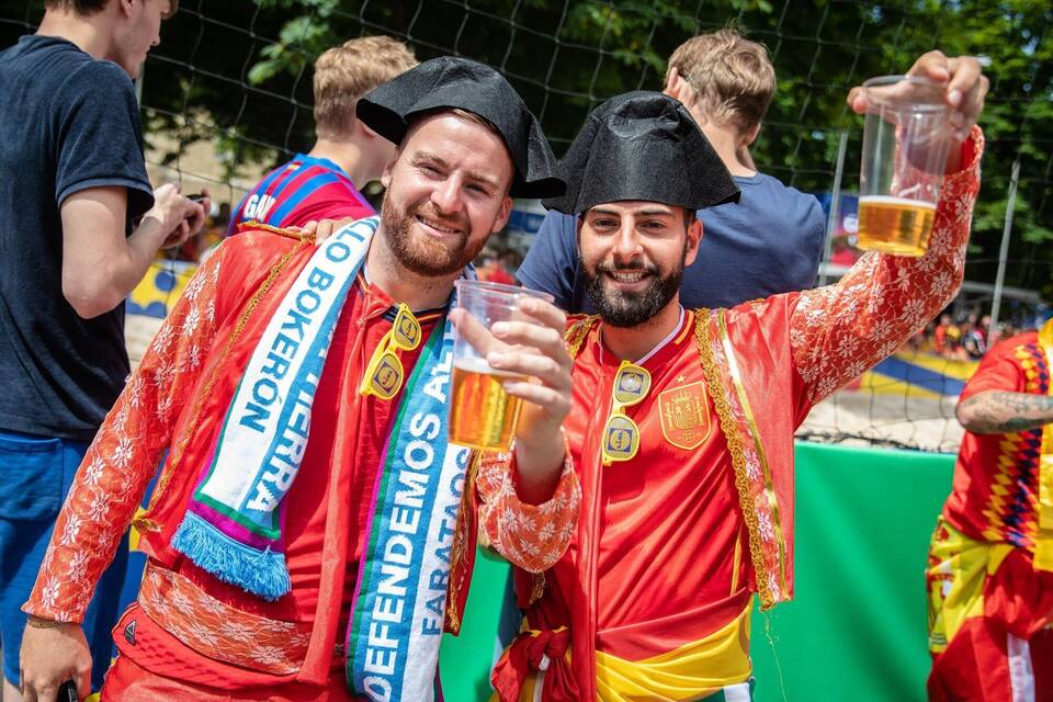 Fußball-Fans mit Bier bei der Euro 2024 Fußball-Fans mit Bier bei der Euro 2024