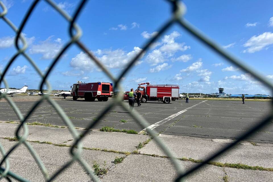 Klima-Demonstranten kleben sich auf Flughafen Sylt fest Klima-Demonstranten kleben sich auf Flughafen Sylt fest