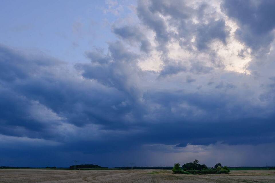 Gewitter ziehen über die Landschaft