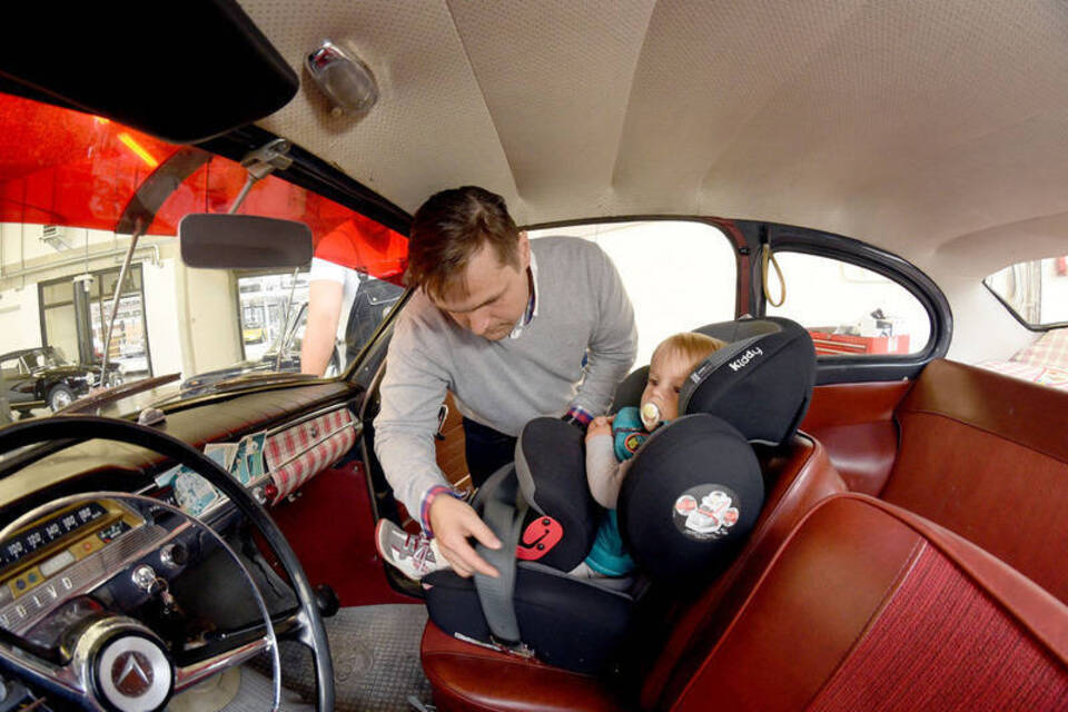 Historisches Nachrüsten: Gurte und Kindersitze im Oldtimer Historisches Nachrüsten: Gurte und Kindersitze im Oldtimer