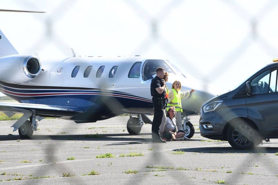 Klima-Demonstranten kleben sich auf Flughafen Sylt fest Klima-Demonstranten kleben sich auf Flughafen Sylt fest