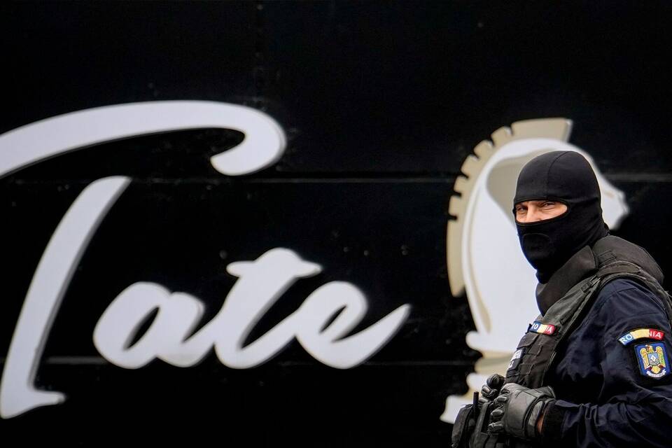 Rumäniens Polizei durchsucht Häuser von Influencer Tate Rumäniens Polizei durchsucht Häuser von Influencer Tate