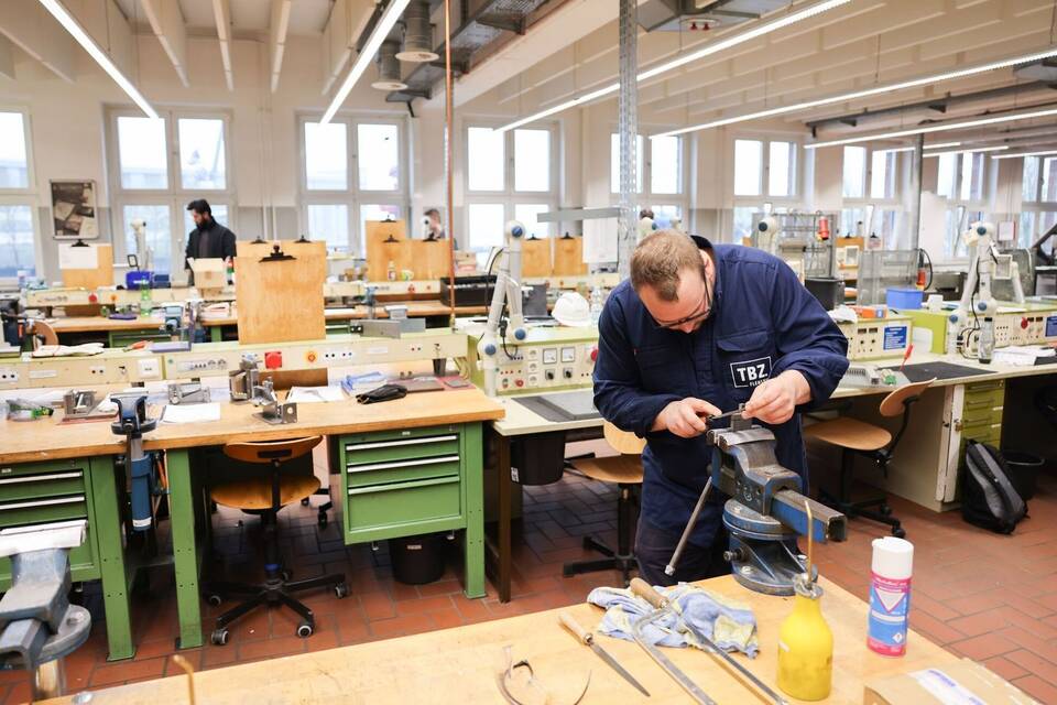 Ein angehender Industriemechaniker bei der Arbeit Ein angehender Industriemechaniker bei der Arbeit