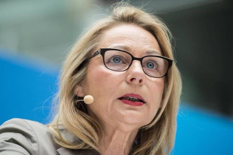 Cornelia Yzer Cornelia Yzer