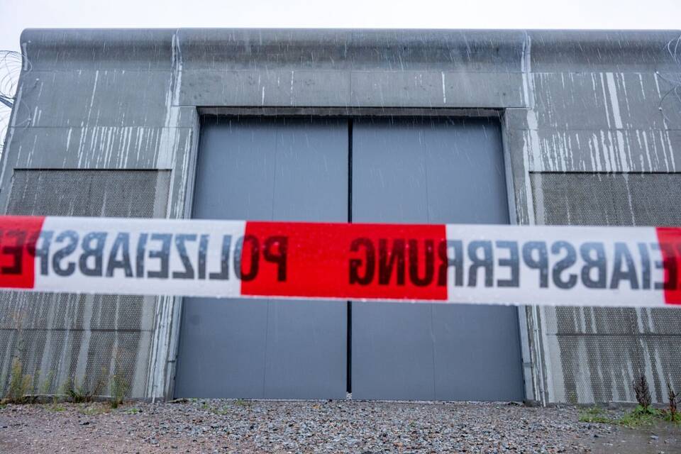 Vier Straftäter geflohen - Bezirkskrankenhaus Straubing Vier Straftäter geflohen - Bezirkskrankenhaus Straubing
