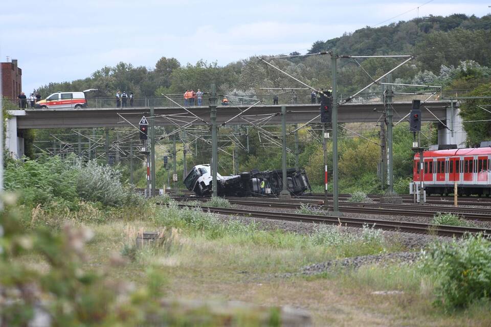 Lastwagen stürzt von Brücke auf Bahngleise Lastwagen stürzt von Brücke auf Bahngleise