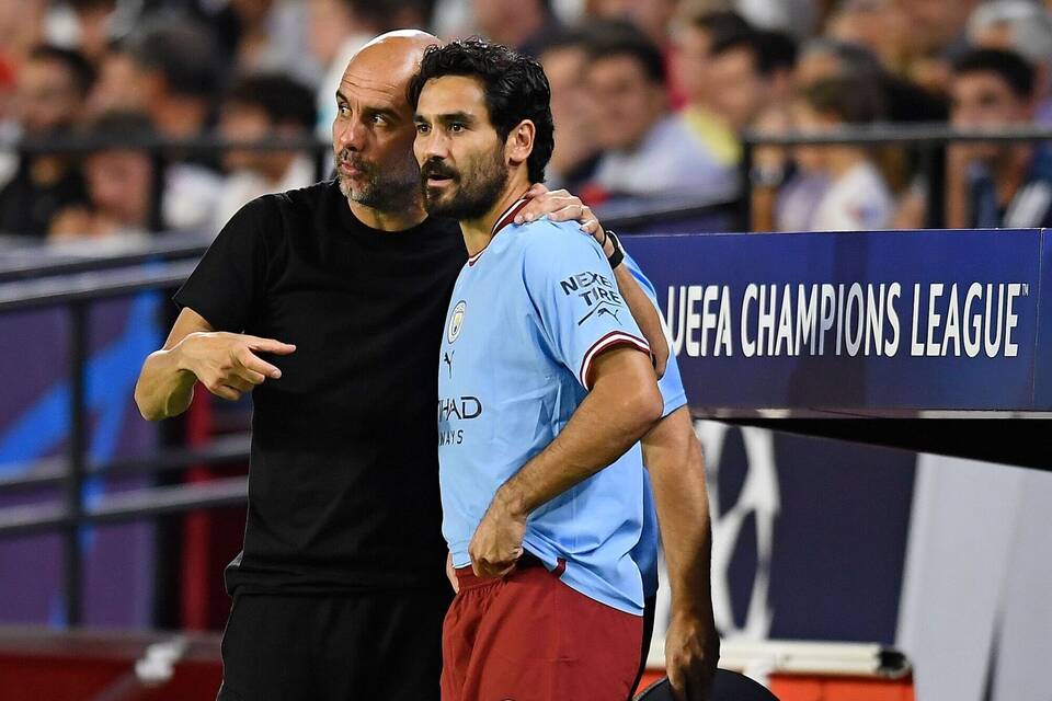 Pep Guardiola (l) und Ilkay Gündogan Pep Guardiola (l) und Ilkay Gündogan