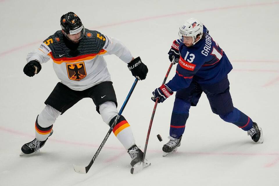 Johnny Gaudreau (r) Johnny Gaudreau (r)