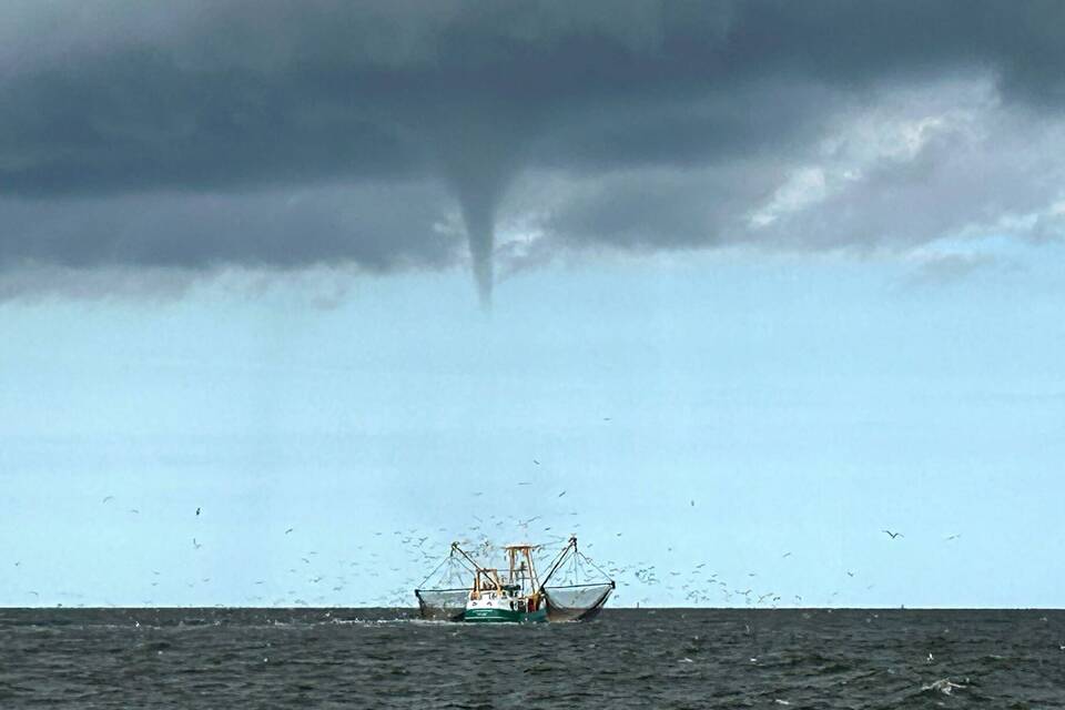 Mutßmaßlicher Tornado vor Borkum Mutßmaßlicher Tornado vor Borkum