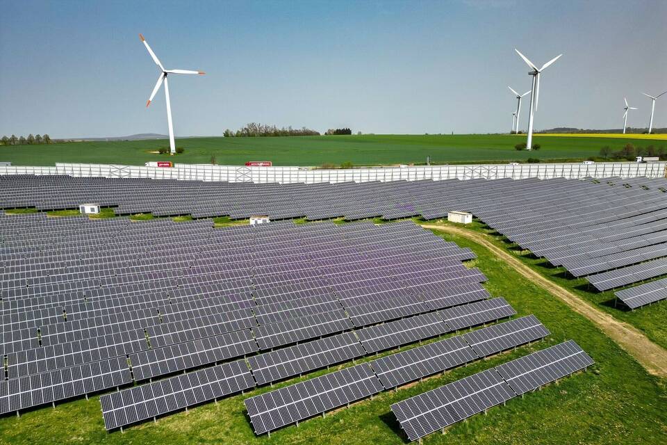 Windräder hinter Solaranlagen Windräder hinter Solaranlagen