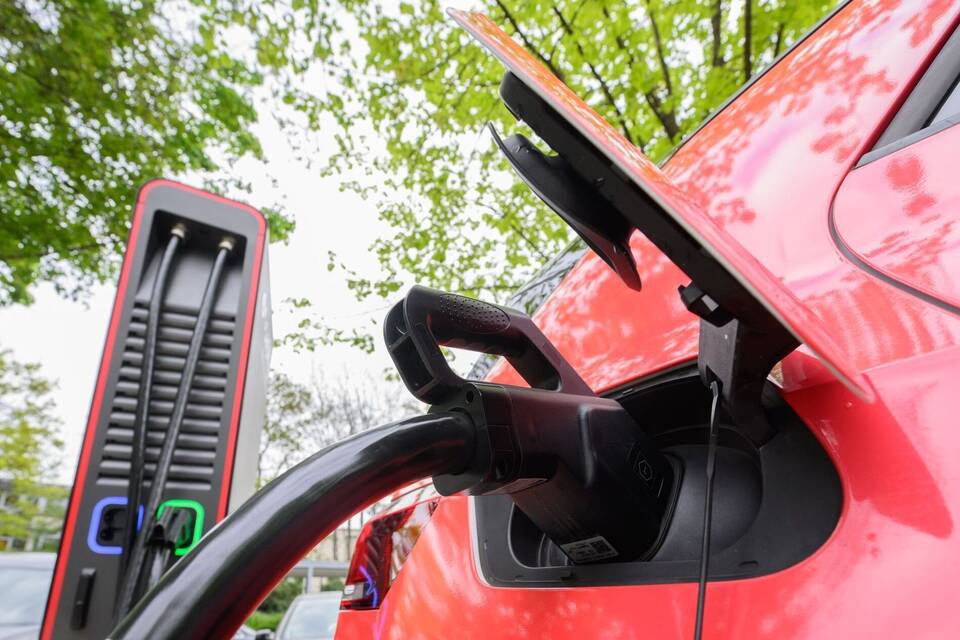 E-Auto an Ladesäule E-Auto an Ladesäule