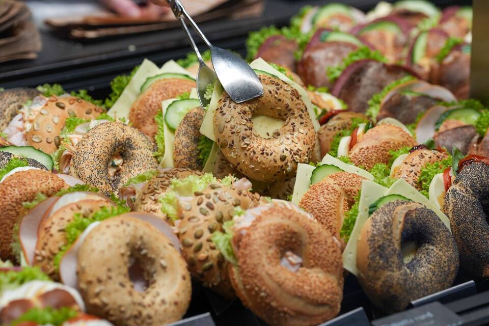 Belegte Backwaren liegen in der Auslage in einer Bäckerei Belegte Backwaren liegen in der Auslage in einer Bäckerei