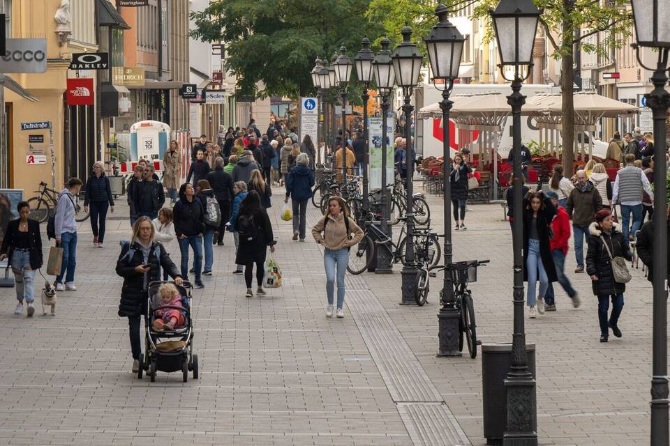Passanten in der Münchner Fußgängerzone Passanten in der Münchner Fußgängerzone
