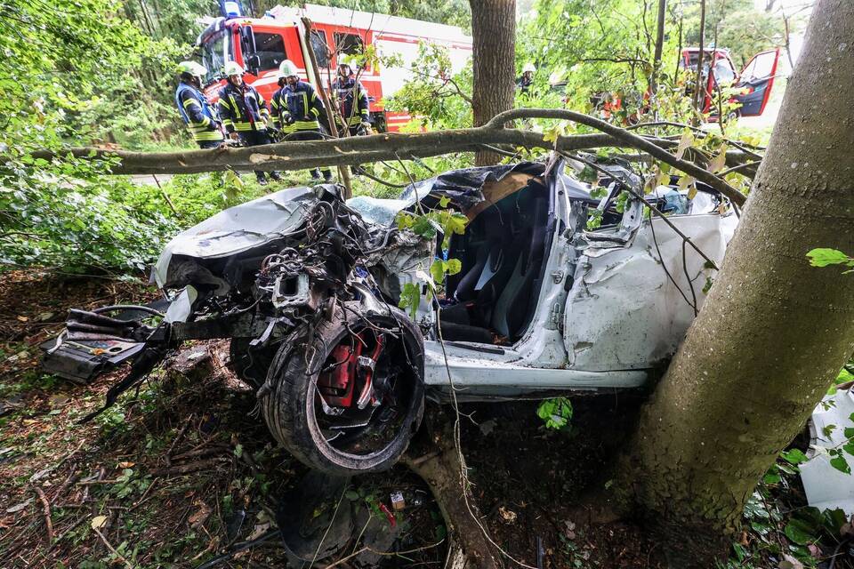 Auto prallt gegen Baum Auto prallt gegen Baum