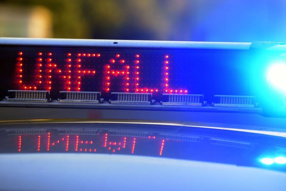Polizei sichert Unfallstelle Polizei sichert Unfallstelle