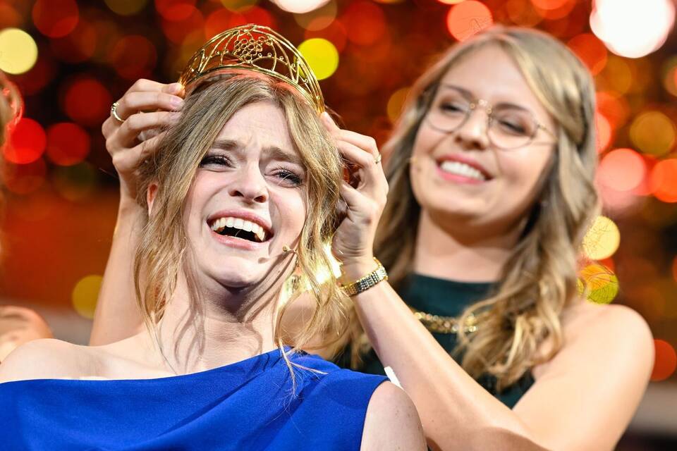 Deutsche Weinkönigin Charlotte Weihl (l) Deutsche Weinkönigin Charlotte Weihl (l)