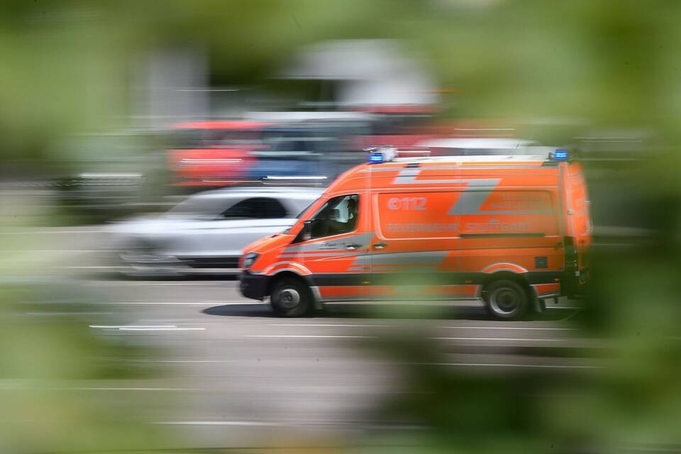 Ein Rettungswagen fährt zu einem Einsatz Ein Rettungswagen fährt zu einem Einsatz