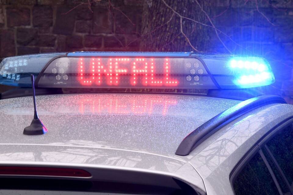 Der Fahrer wurde verletzt, zwei Mitfahrer blieben unverletzt. Der Fahrer wurde verletzt, zwei Mitfahrer blieben unverletzt.