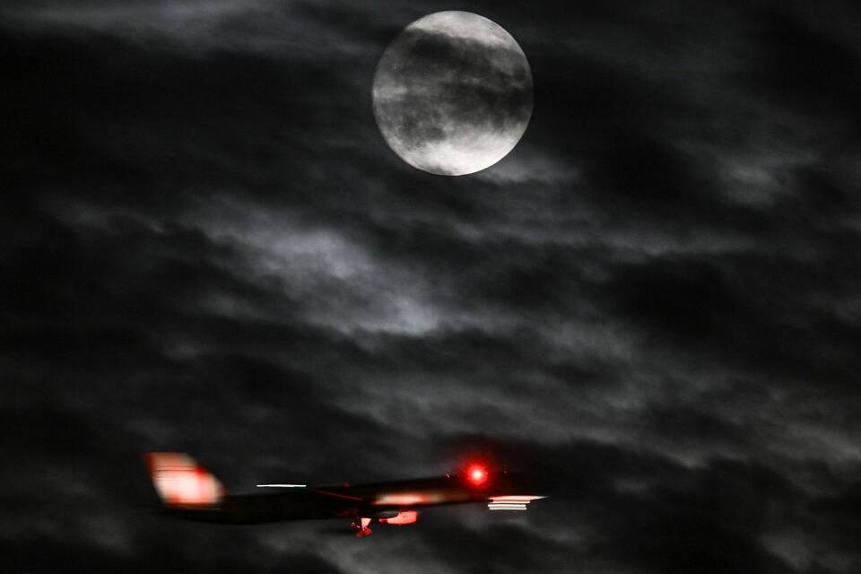 Flugzeug und Vollmond