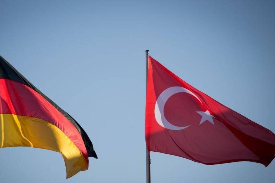 Deutsche und türkische Fahne Deutsche und türkische Fahne