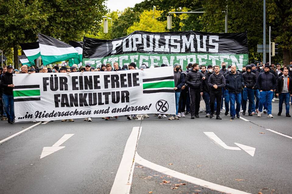 Demonstrationen vor Niedersachsen-Derby Demonstrationen vor Niedersachsen-Derby