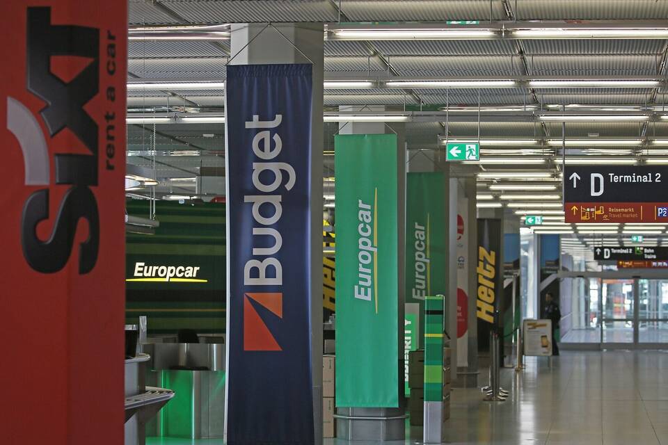 Schalter verschiedener Mietwagen-Anbieter
