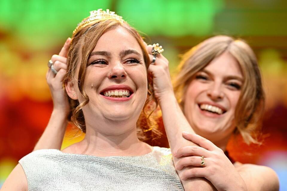 Vorgängerin Weihl (rechts) krönt Siegerin Stripf