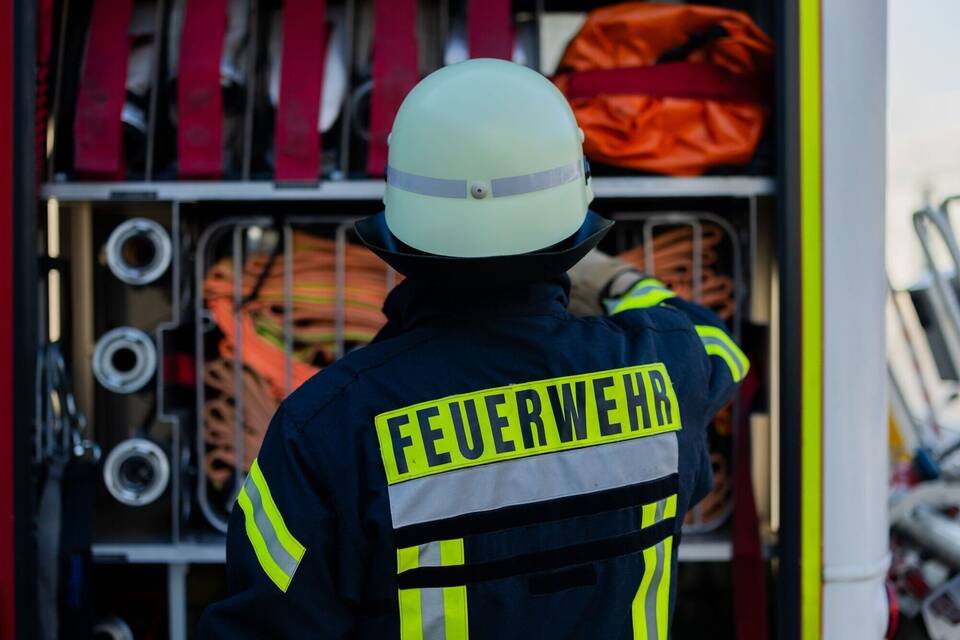 Feuerwehrmann am Einsatzfahrzeug Feuerwehrmann am Einsatzfahrzeug