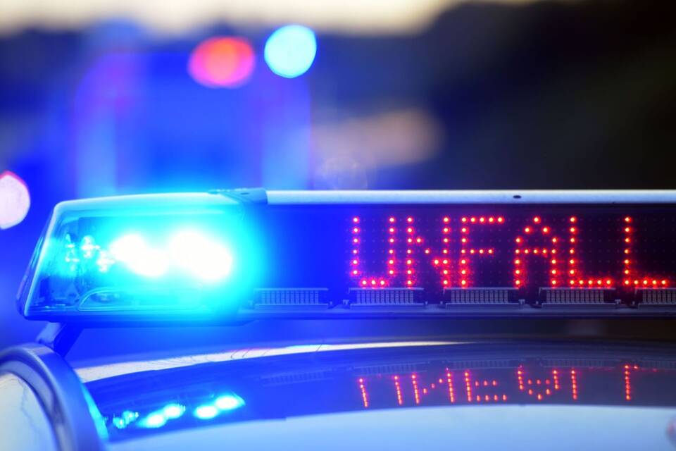 Polizei sichert Unfallstelle Polizei sichert Unfallstelle