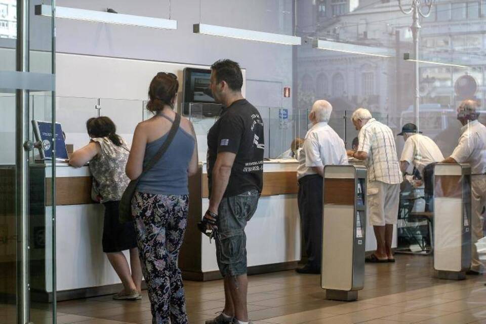 Kunden in griechischer  Bank