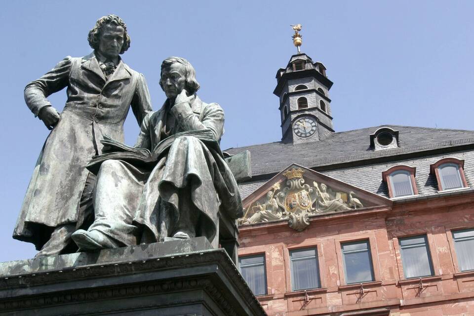 Brüder Grimm-Denkmal vor dem in Hanau Brüder Grimm-Denkmal vor dem in Hanau