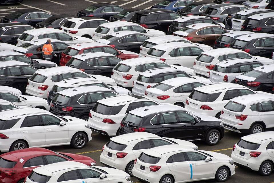 Neuwagen von Mercedes-Benz und BMW warten auf ihre Verschiffung Neuwagen von Mercedes-Benz und BMW warten auf ihre Verschiffung