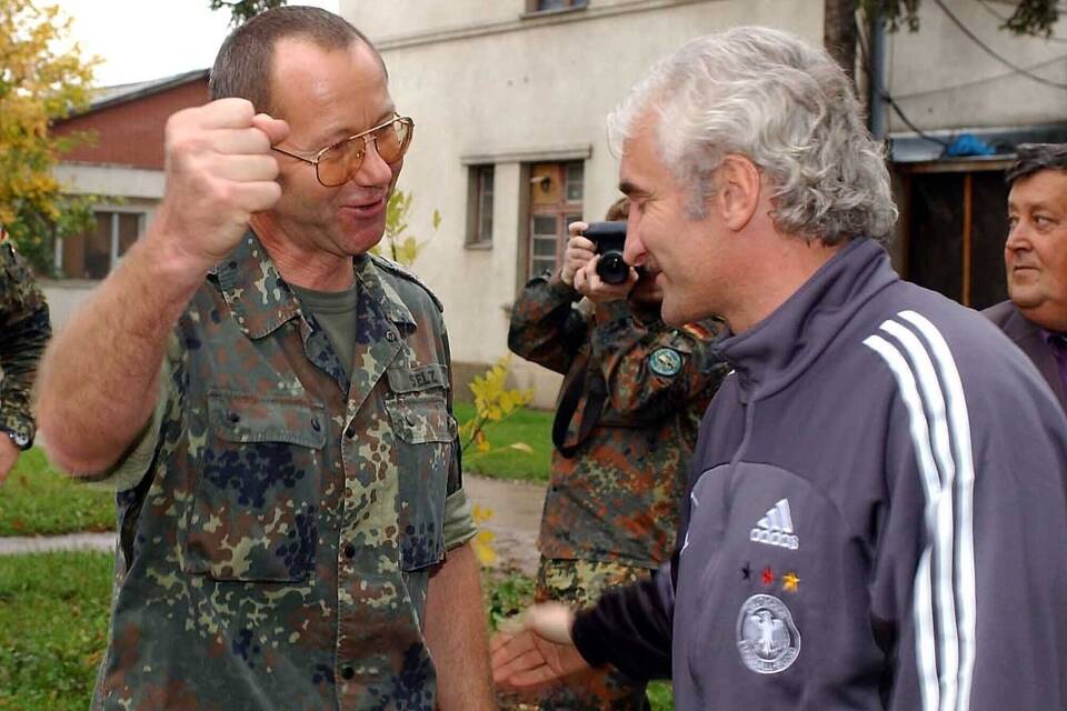 Fußball-Nationalmannschaft besucht SFOR Truppe Fußball-Nationalmannschaft besucht SFOR Truppe