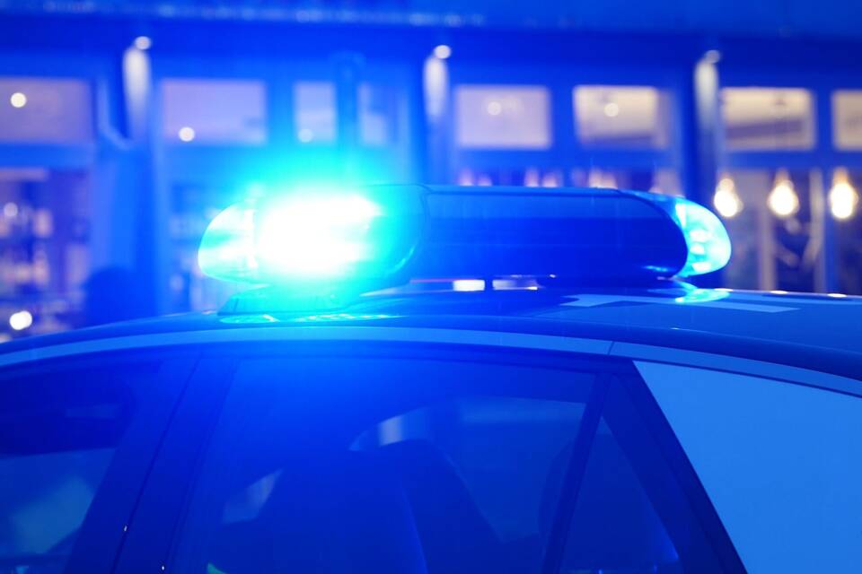 Streifenwagen der Polizei mit eingeschaltetem Blaulicht Streifenwagen der Polizei mit eingeschaltetem Blaulicht