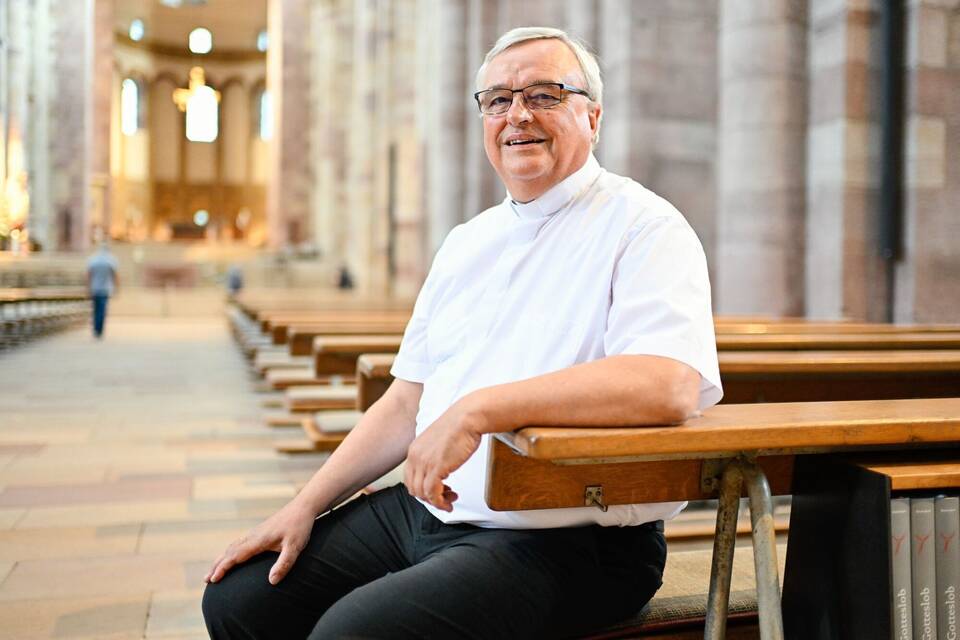 Bischof Wiesemann (hier im Dom) entspannt gerne beim Klavierspiel