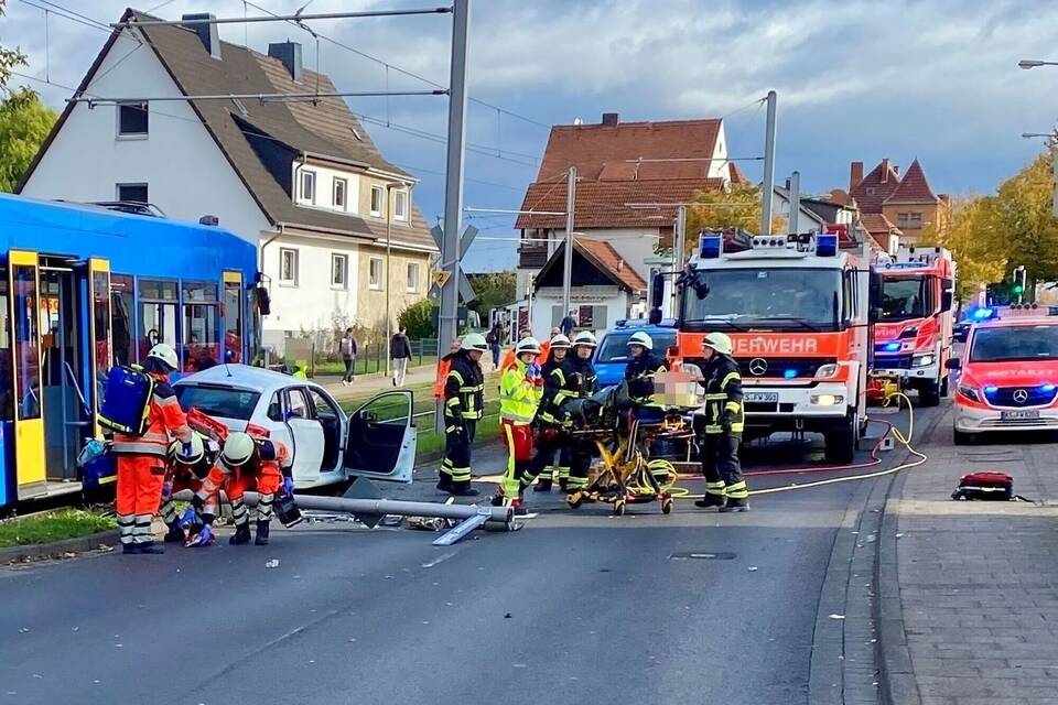 Unfall zwischen Auto und Straßenbahn in Kassel Unfall zwischen Auto und Straßenbahn in Kassel