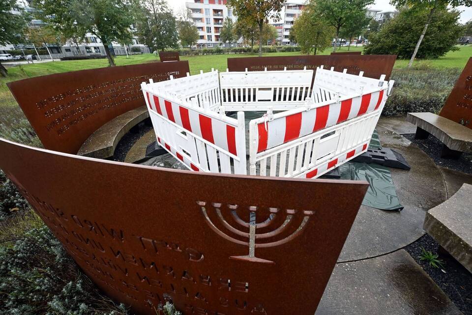 Beschädigtes Jüdisches Mosaik im „Garten der Religionen“ Beschädigtes Jüdisches Mosaik im „Garten der Religionen“