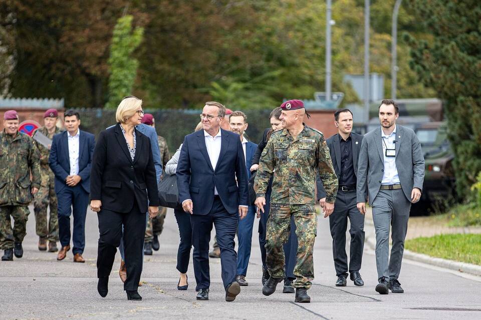 Pistorius besucht Luftlandebrigade Pistorius besucht Luftlandebrigade
