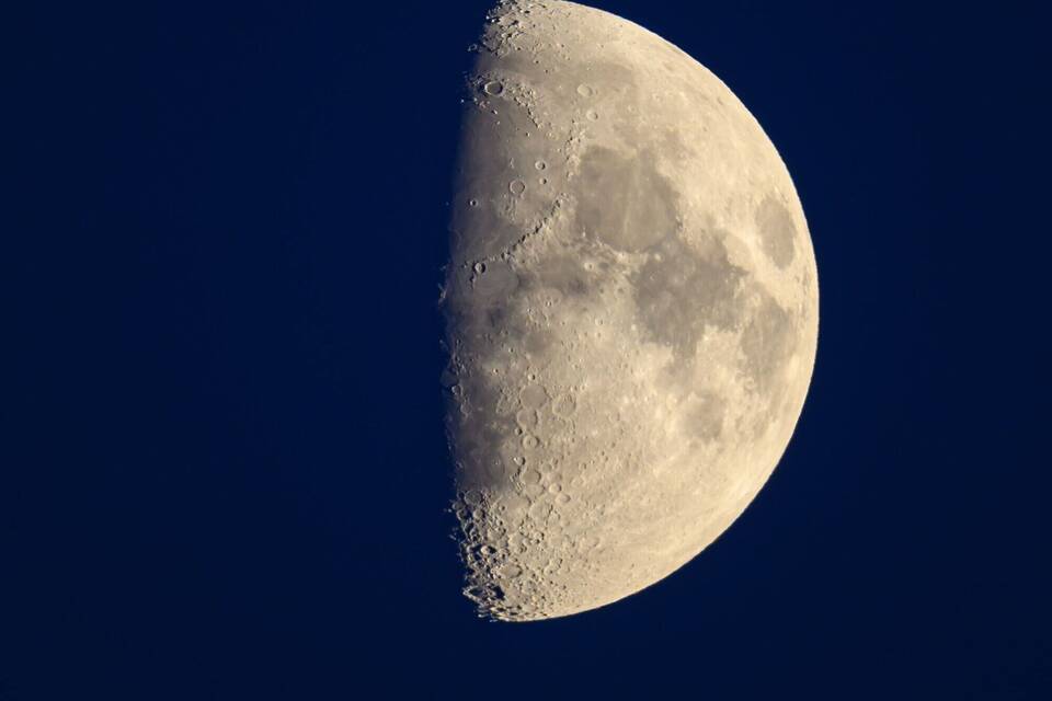 Zunehmender Mond am Abendhimmel Zunehmender Mond am Abendhimmel