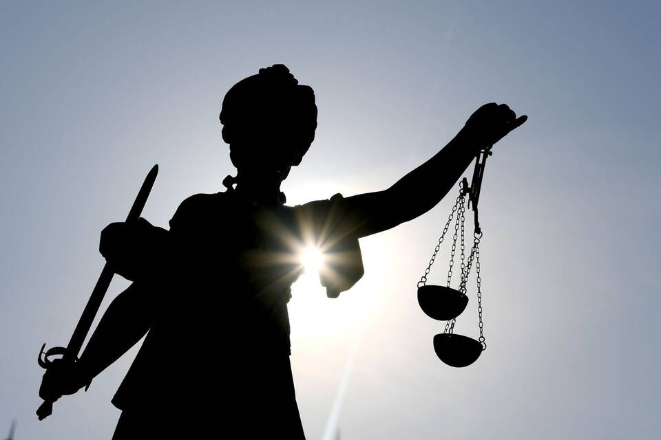 Justizia im Gegenlicht Justizia im Gegenlicht