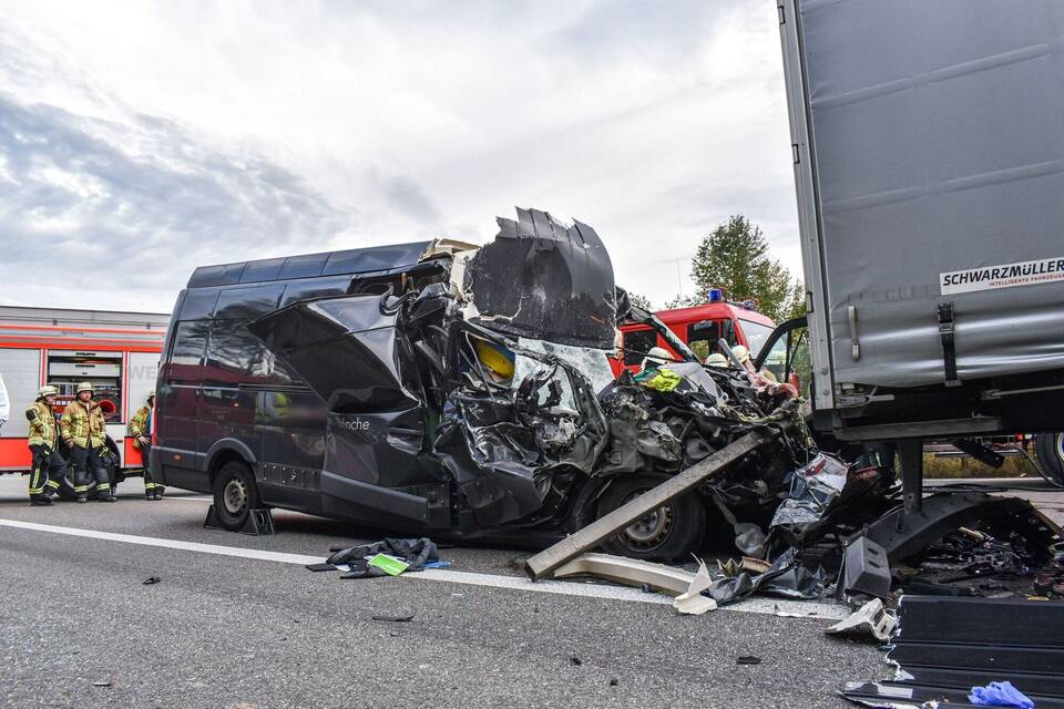 Transporter fährt auf Lkw auf - ein Mensch tot Transporter fährt auf Lkw auf - ein Mensch tot
